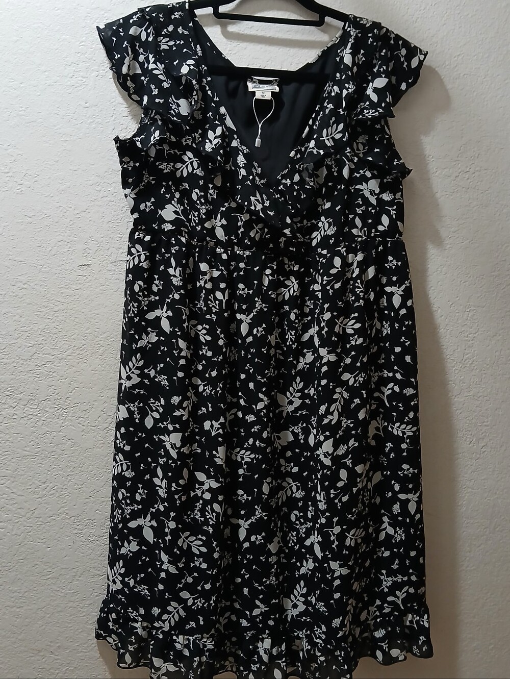 Converse nwot size m  Black and White Floral Ruffle Dress